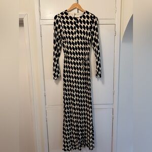DISSH Black and White Sheath Dress with Bishop Sleeves